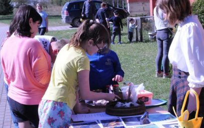 Elija Lieldienās izrāda savus mājputnus