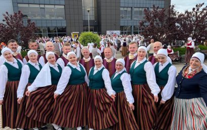 “Savenieki” vidējās paaudzes deju kolektīvu dejotāju svētkos Salaspilī
