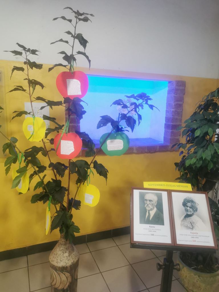 Dzejas mēneša noskaņas skolā Dzejas mēneša noskaņas skolā