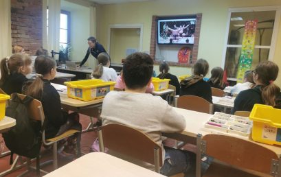 Skolēniem nodarbība robotikā