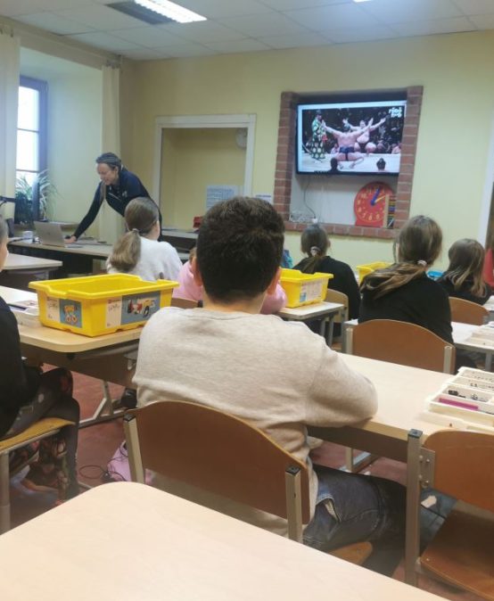 Skolēniem nodarbība robotikā