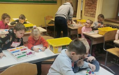 Pirmsskolēni un sākumskolēni konstruē programmvadāmus robotus