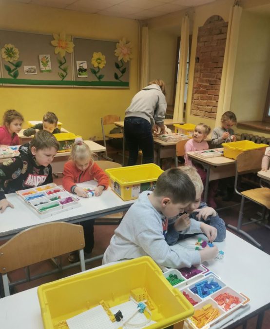 Pirmsskolēni un sākumskolēni konstruē programmvadāmus robotus