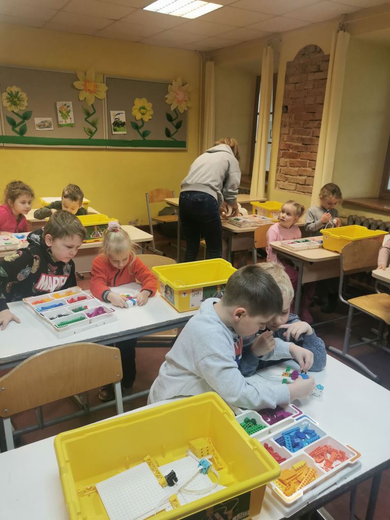 Pirmsskolēni un sākumskolēni konstruē programmvadāmus robotus Pirmsskolēni un sākumskolēni konstruē programmvadāmus robotus