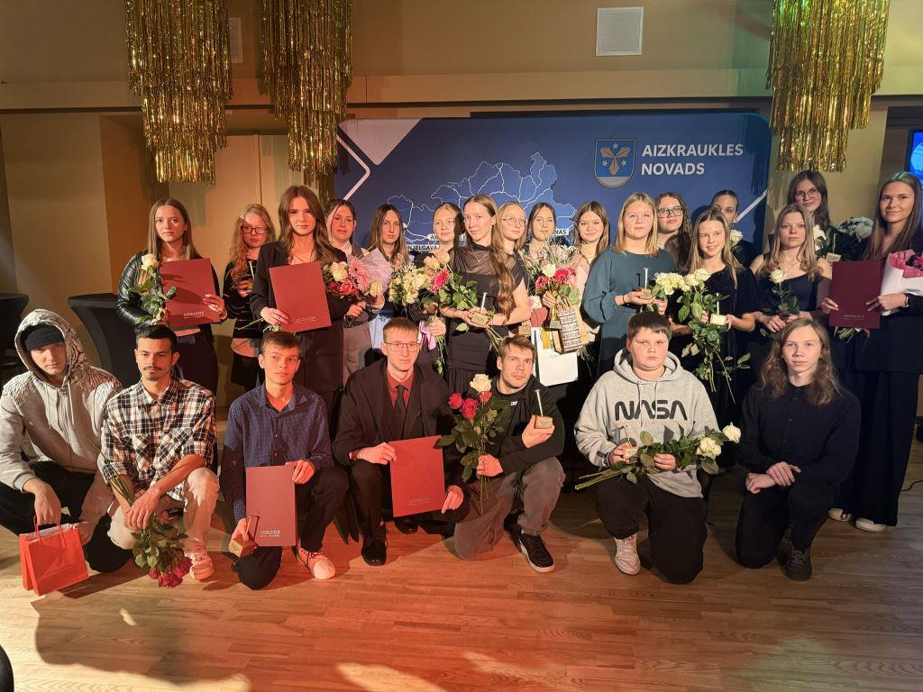 Elīnu godina par brīvprātīgo darbu