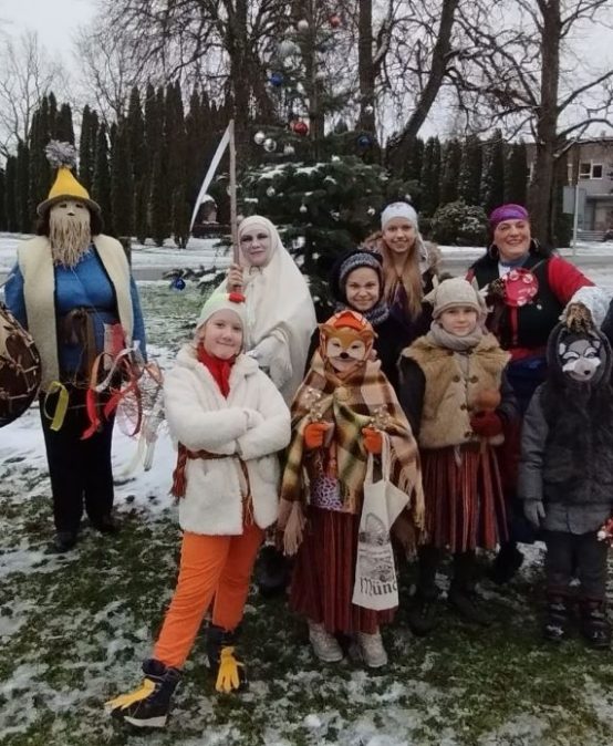 Mazzalves folkloras kopas “Ķerbele” pirmais izgājiens