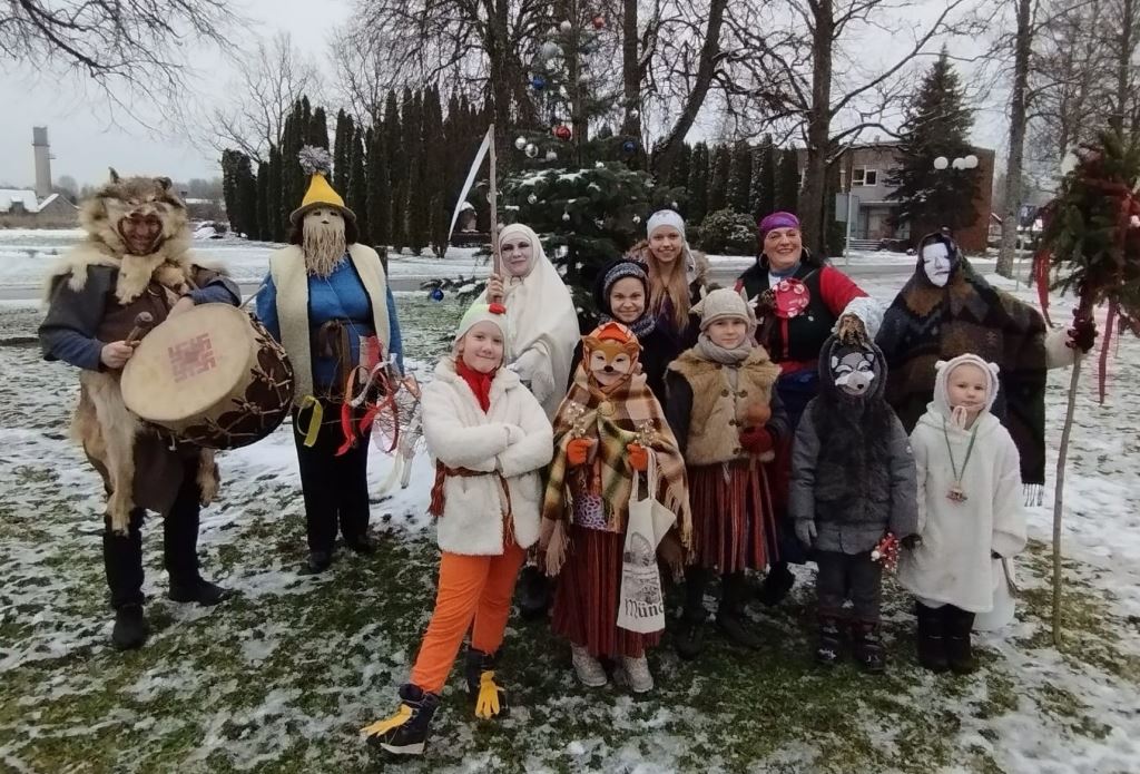 Mazzalves folkloras kopas “Ķerbele” pirmais izgājiens