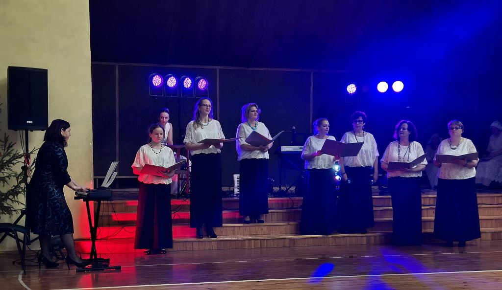 Mazzalves saieta nama amatierkolektīvi svin Ziemassvētkus