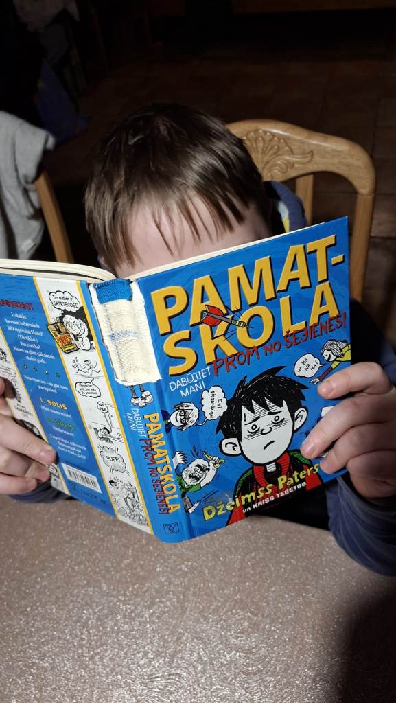 Sāc dienu ar lasīšanu skolā un pabeidz dienu ar lasīšanu mājās!