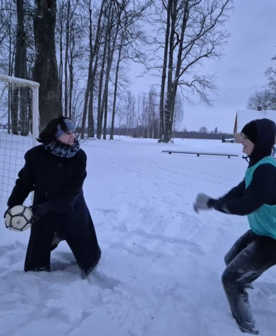 Mazzalvē futbolu ārā spēlē arī sniegotā ziemā