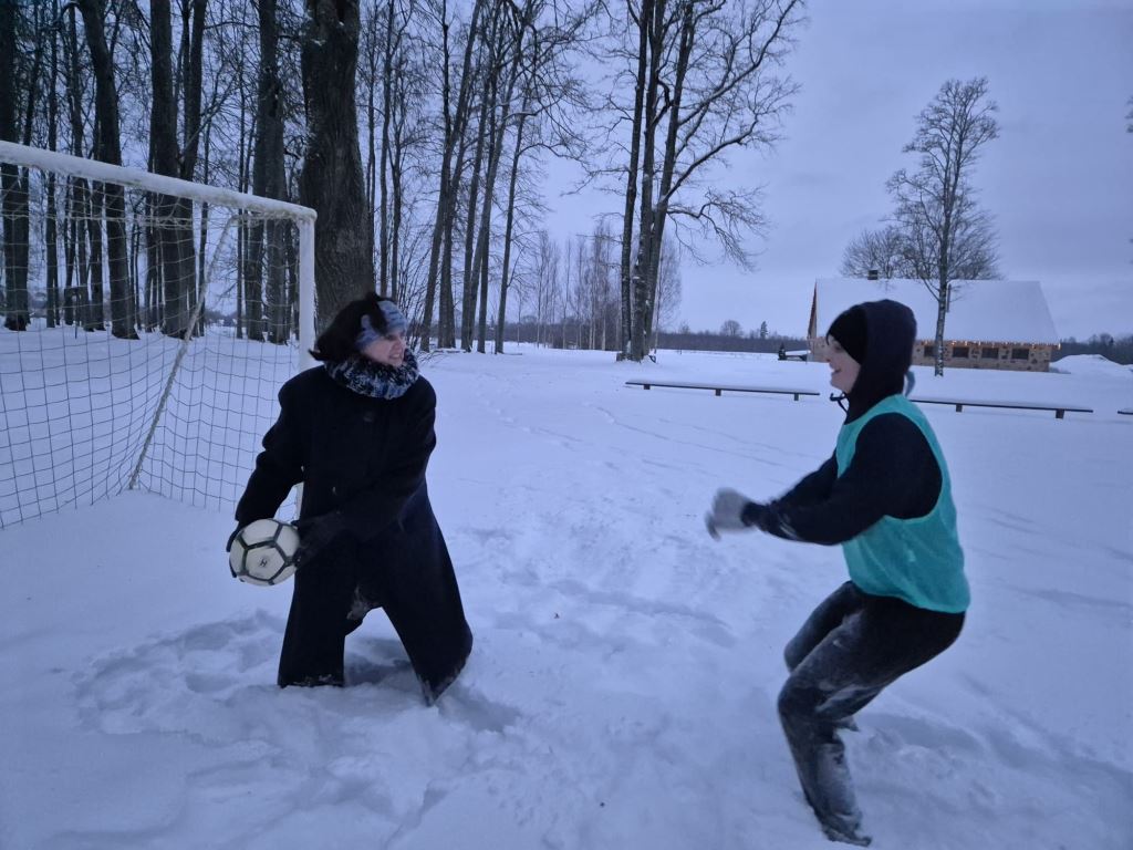 Mazzalvē futbolu ārā spēlē arī sniegotā ziemā