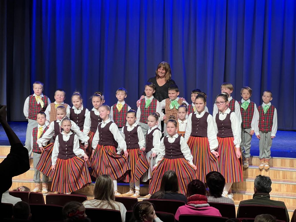 Mazzalvieši dejo Aizkraukles novada skolu deju kolektīvu koncertā