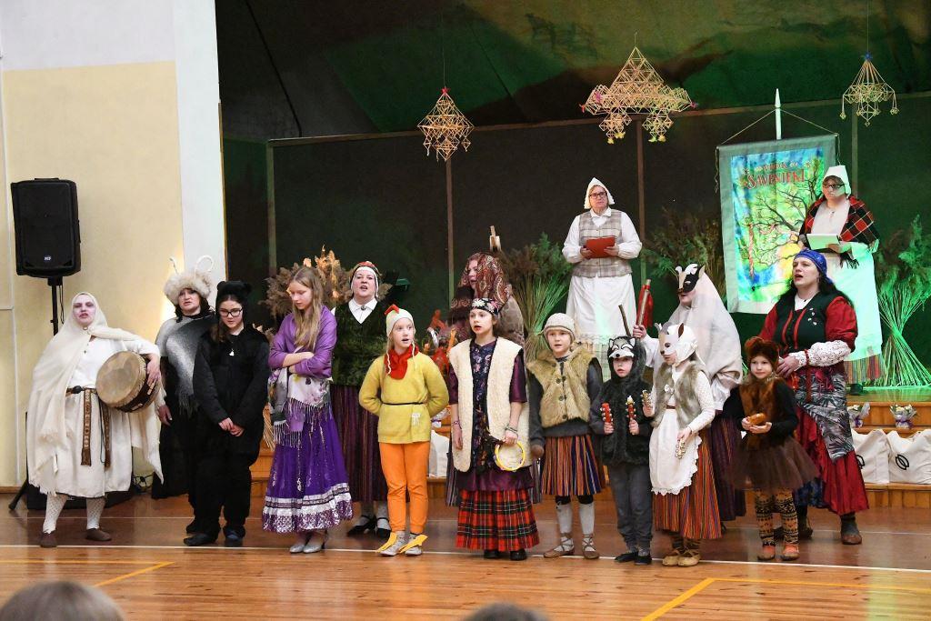 “Savenieki” Ērberģē sarīko jaudīgu Meteņdienas sadanci