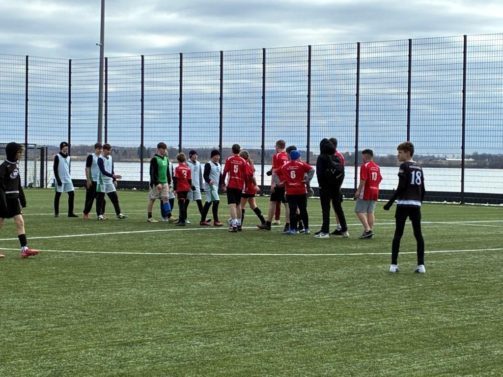 Mazzalves pamatskolas futbolisti izcīna 4. vietu novada sacensībās