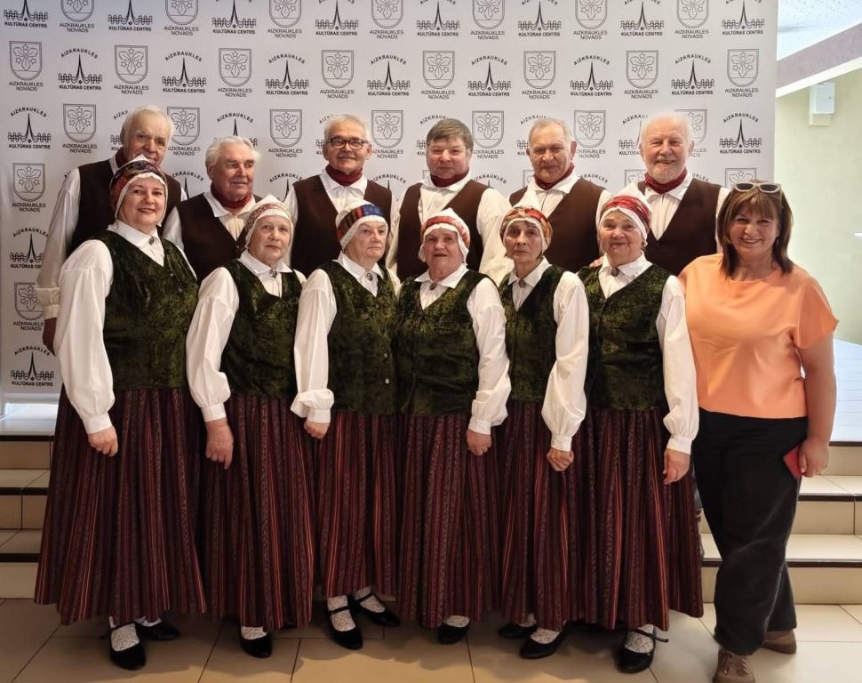 “Savenieki” un “Sēlieši” dejo skatē – koncertā Aizkrauklē