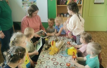 Mazzalvē pirmsskolēni izzina visu par cālīšu šķilšanos