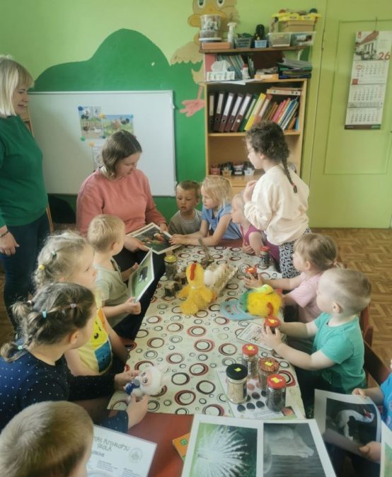 Mazzalvē pirmsskolēni izzina visu par cālīšu šķilšanos