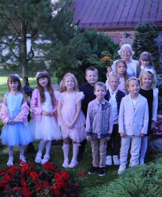 2.un 3.klase mācās peldēt